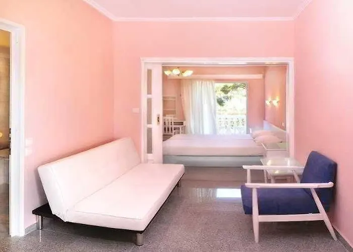 Diaporos Hotel